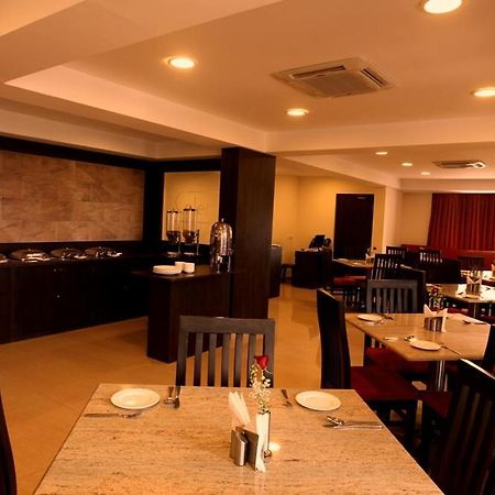Nagarjuna Suites Bangalore Restoran foto