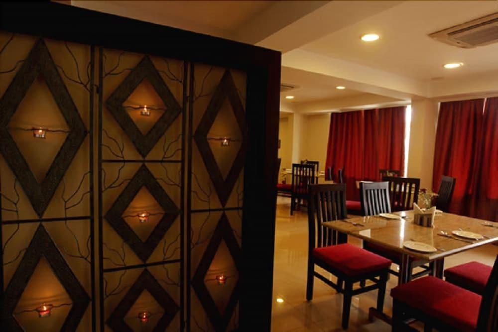 Nagarjuna Suites Bangalore Restoran foto